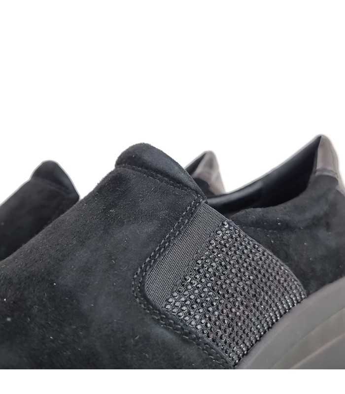 Detalle de los elásticos laterales en Zapatos negros mujer cuña charol.