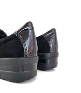 Vista trasera de Zapato negro mujer cuña charol con talón reforzado.