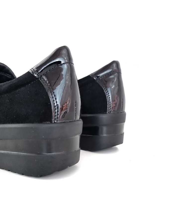 Vista trasera de Zapato negro mujer cuña charol con talón reforzado.