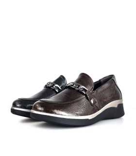 Vista semi lateral : Zapato mocasín cuña Miss en charol sintético gris con cuña bicolor en dos colores marron y bris