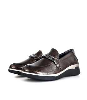 Vista semi lateral : Zapatos mocasínes cuña Miss marrón con eslabón metálico en la pala.