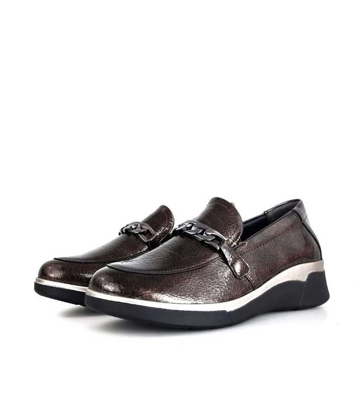 Vista semi lateral : Zapatos mocasínes cuña Miss marrón con eslabón metálico en la pala.