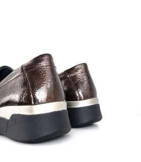 Cuña bicolor : Cuña de 4 cm en la parte trasera y 2 cm en la delantera, en negro con una raya blanca en zapato marron