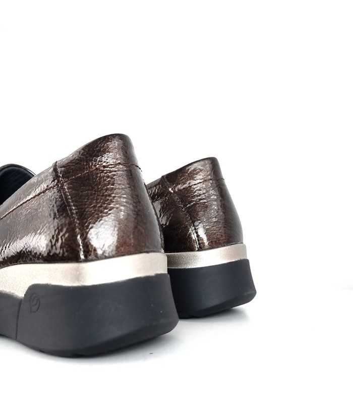 Cuña bicolor : Cuña de 4 cm en la parte trasera y 2 cm en la delantera, en negro con una raya blanca en zapato marron