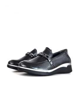 Vista semi lateral : Zapatos mocasín cuña Miss gris con eslabón metálico en la pala.