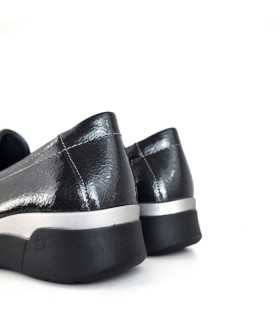 Cuña bicolor : Cuña de 4 cm en la parte trasera y 2 cm en la delantera, en negro con una raya blanca en zapato gris