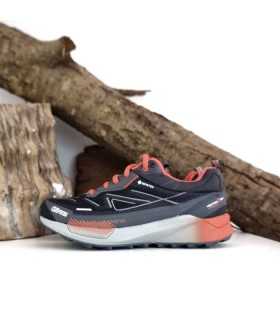 Vista lateral : Zapatillas de trekking Chiruca Sucre Lady en colores negro-coral , perfectas para senderismo.