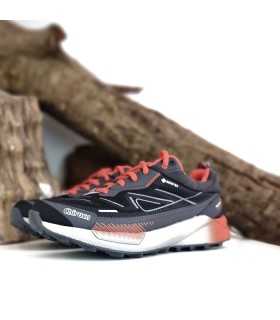 vista  de semi lateral de Zapatilla trekking mujer Chiruca color coral y negro