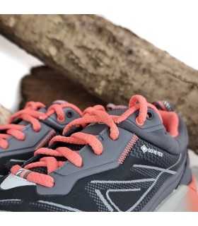 Diseño cómodo y ergonómico con cierre de cordones para un ajuste firme en zapatilla senderismo coral y negro