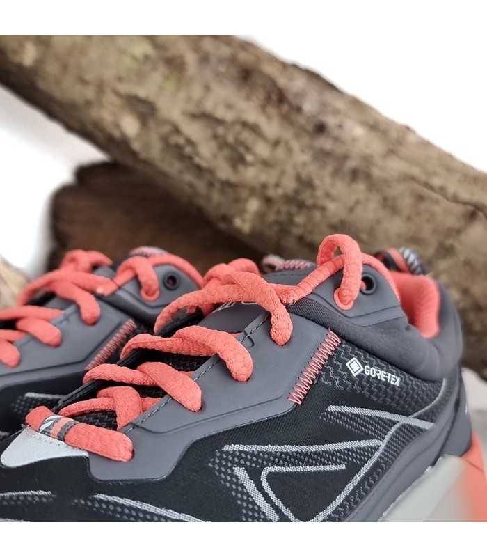 Diseño cómodo y ergonómico con cierre de cordones para un ajuste firme en zapatilla senderismo coral y negro