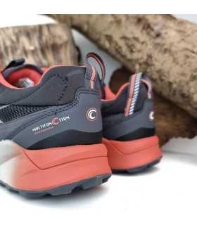 vista  de semi lateral de Zapatilla trekking mujer Chiruca color coral y negro