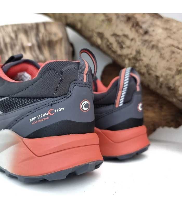 vista  de semi lateral de Zapatilla trekking mujer Chiruca color coral y negro