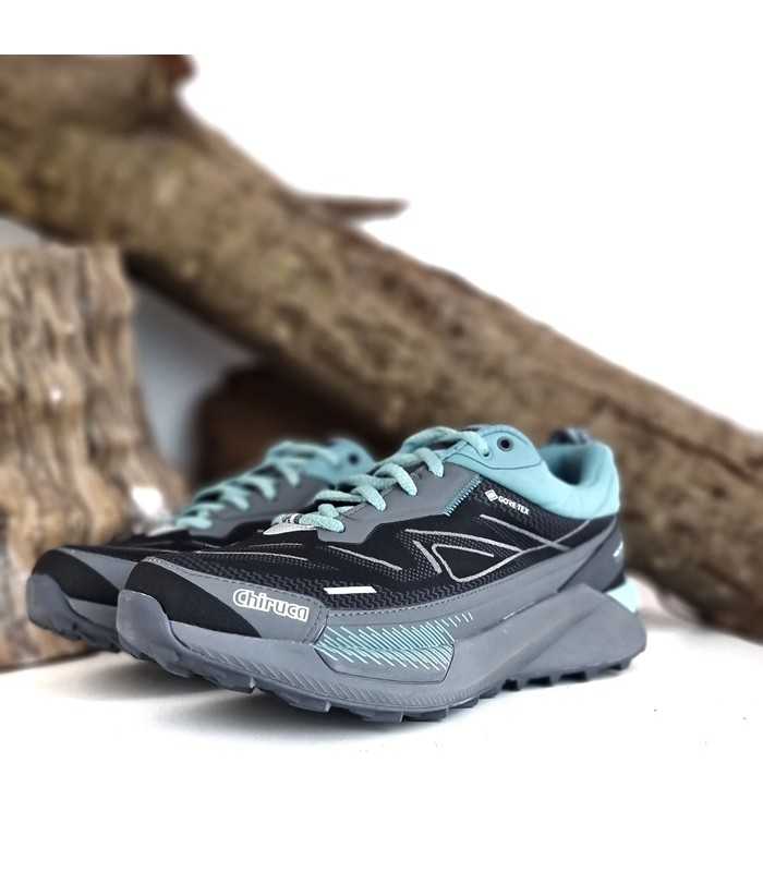 vista  de semi lateral de Zapatillas trekking mujer Chiruca color azul y negro