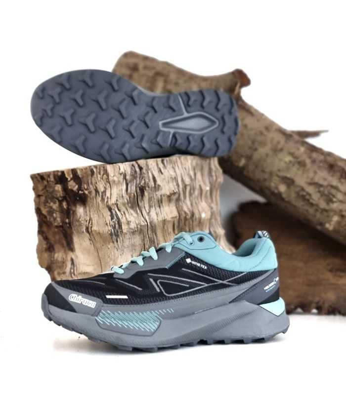 Suela de goma de doble densidad que ofrece gran amortiguación y estabilidad en zapatillas negro y azul