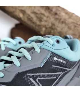 Diseño cómodo y ergonómico con cierre de cordones para un ajuste firme en zapatilla negro y azul
