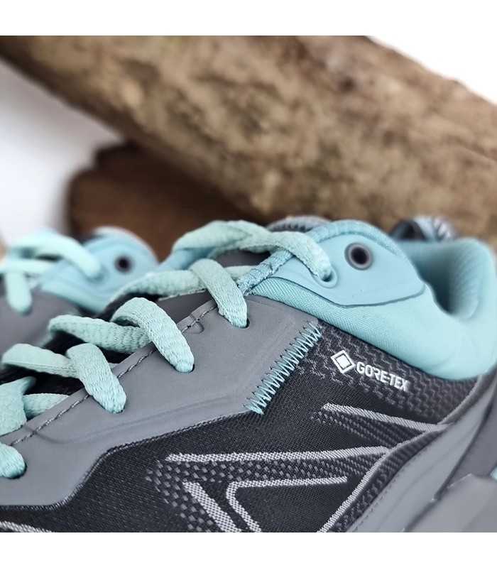Diseño cómodo y ergonómico con cierre de cordones para un ajuste firme en zapatilla negro y azul