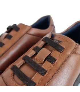 Detalle de los cordones elásticos:
Ajuste perfecto con cordones elásticos que se adaptan a tu pie sin esfuerzo en zapato marron