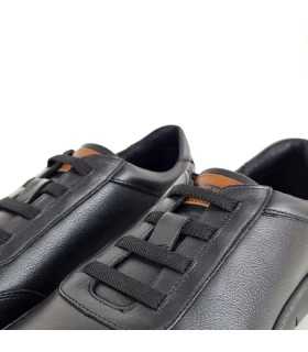 Detalle de los cordones elásticos:
Ajuste perfecto con cordones elásticos que se adaptan a tu pie sin esfuerzo en zapato negro