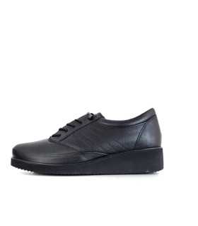 Vista lateral negro:
Zapatos Vicmart en negro, con cuña de goma flexible y cierre elástico para mayor comodidad.