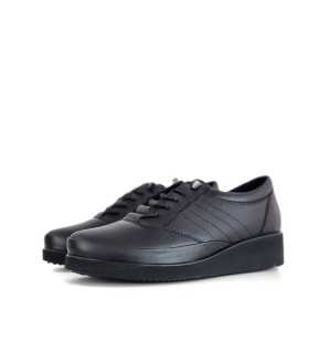 Vista semi lateral negro:
Zapatos Vicmart en negro, con cuña de goma flexible y cierre elástico para mayor comodidad.