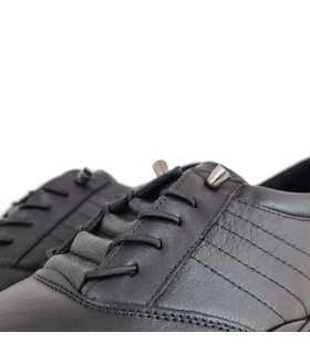 Cierre con cordones elásticos que te permite calzarte fácilmente sin atarlos en zapato negro