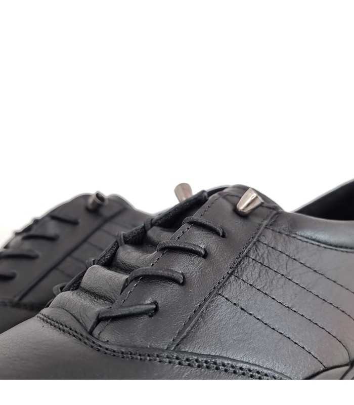 Cierre con cordones elásticos que te permite calzarte fácilmente sin atarlos en zapato negro