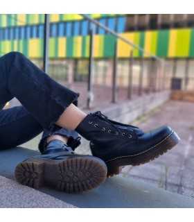 Botas militares doble plataforma piel negra puesta en modelo
