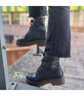 Bota militar doble plataforma de piel negra puestas con plantalón negro