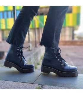 Bota estilo militar negra doble plataforma de Nifty puestas vista de los dos perfiles
