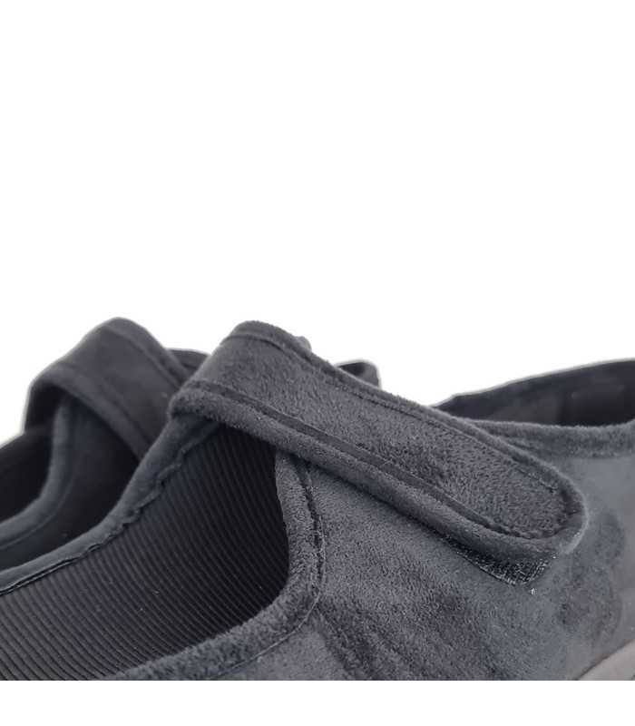 Enfoque en el cierre de velcro , mostrando cómo permite un ajuste fácil y práctico.