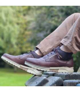 Bota piel marron oscuro hombre Himalaya puestas en un hombre