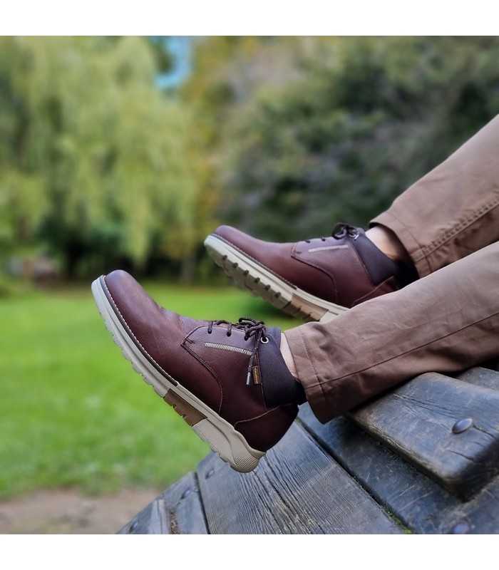 Bota piel marron oscuro hombre Himalaya en un entorno campestre puestas en los pies.
