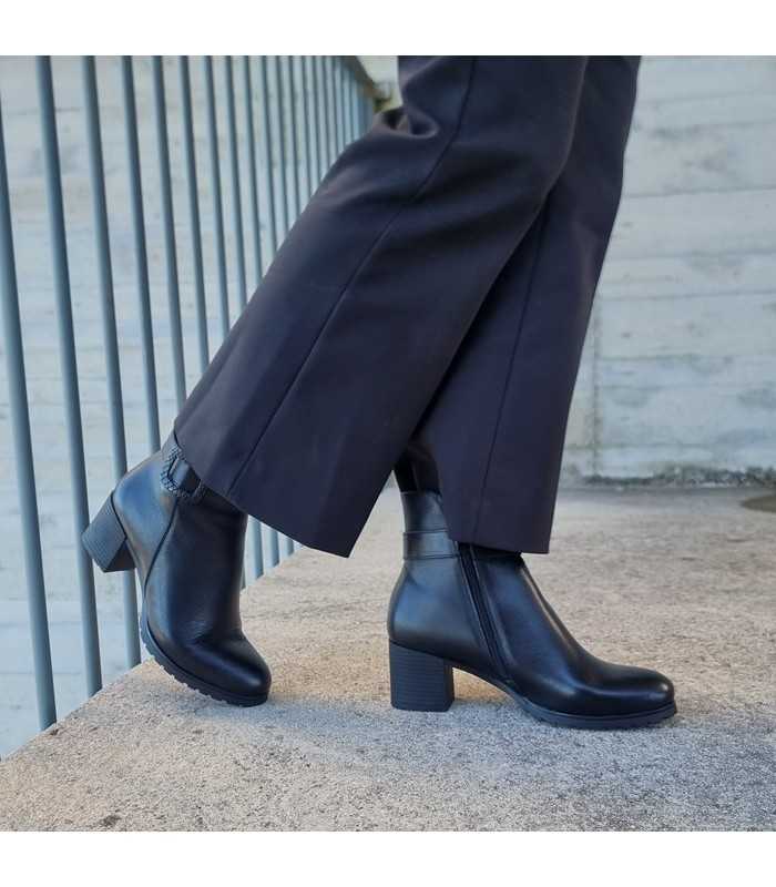 Botin mujer piel negra hebilla piel lateral de Trientas puesto en modelo con pantalon negro