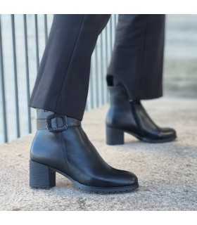 Botin mujer piel negra hebilla piel lateral de Trientas puesto en modelo