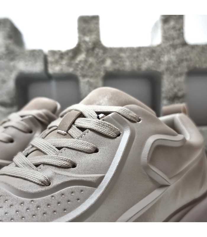 Primer plano del ajuste con cordones para una sujeción segura y cómoda.