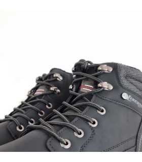 Primer plano del cierre con cordones, garantizando un ajuste personalizado de botas negra