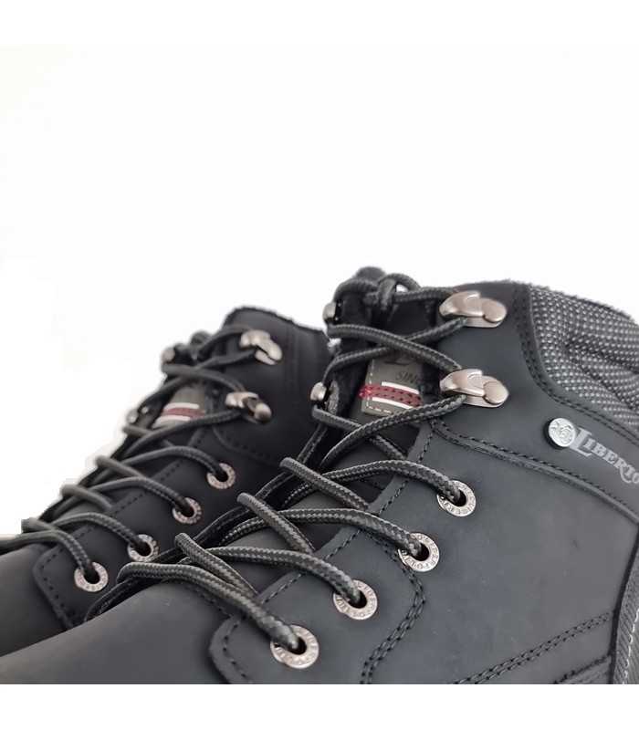 Primer plano del cierre con cordones, garantizando un ajuste personalizado de botas negra