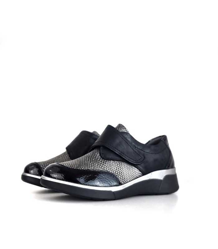 Vista de medio perfil que destaca el práctico cierre de velcro ancho y el diseño moderno del zapato