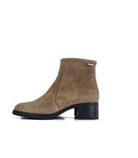 Botínes piel impermeable color camel con tacón visto de perfil
