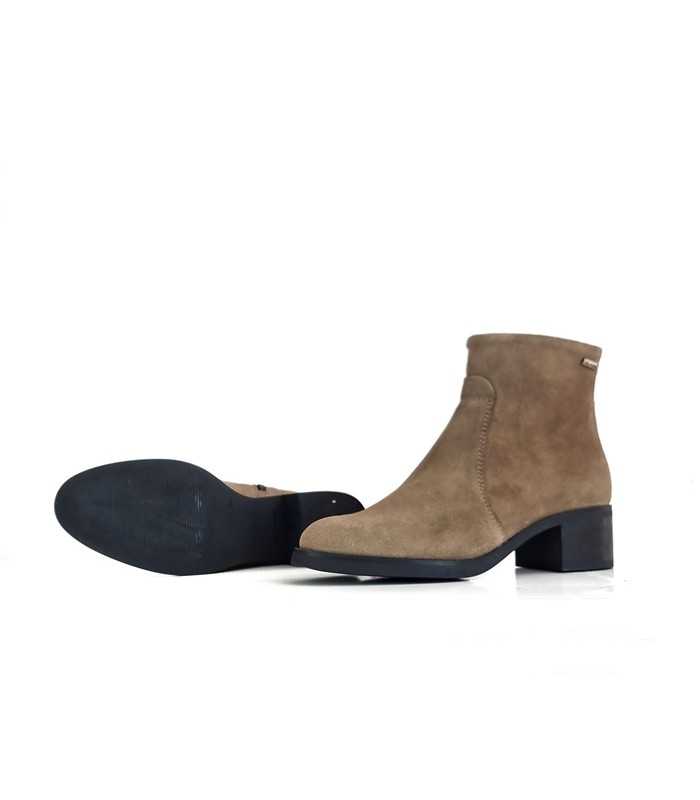 vista del piso de goma antideslizante de Botines camel de DChicas