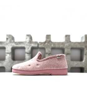 Zapatillas de casa cerrada con florecitas bordadas en lana prensada, vista lateral color rosa
