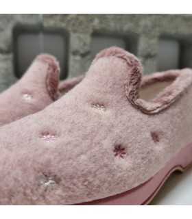 detalle de l bordado de flores de zapatilla de mujer de garrido Muro color rosa