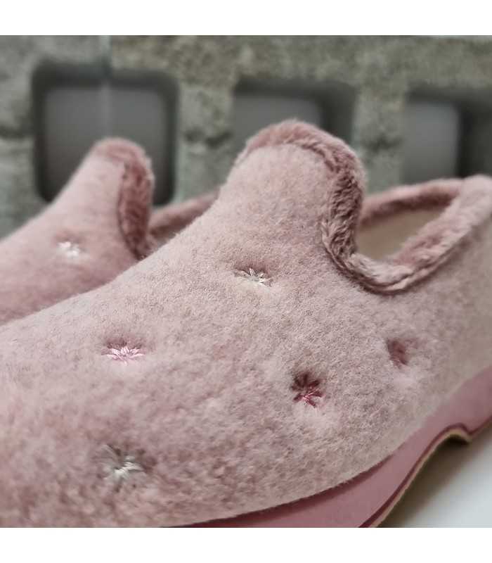 detalle de l bordado de flores de zapatilla de mujer de garrido Muro color rosa