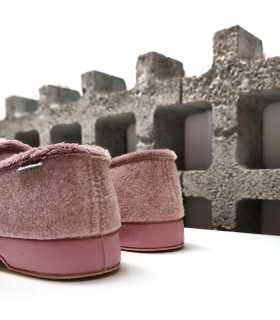 Vista trasera con acabado en lana prensada y diseño elegante de zapatilla rosa