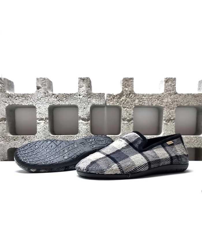 Suela antideslizante de goma negra, perfecta para mayor seguridad.