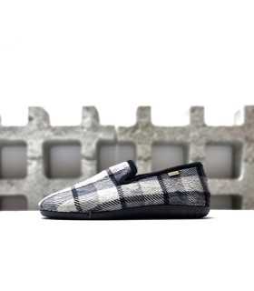 Foto de perfil: "Zapatillas de cuadros grises para hombre de perfil, con suela flexible.