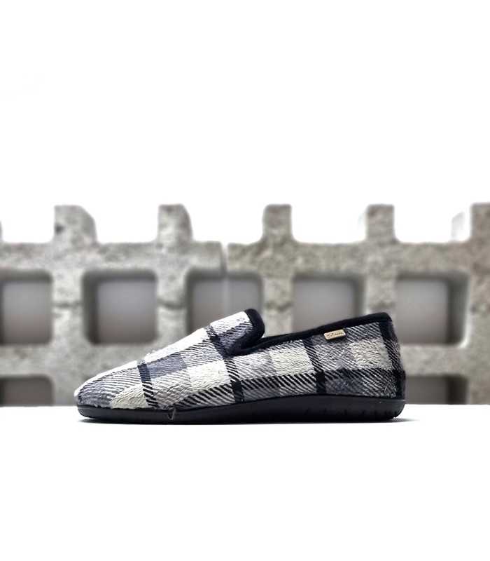 Foto de perfil: "Zapatillas de cuadros grises para hombre de perfil, con suela flexible.