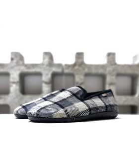 Foto de medio perfil: "Zapatillas cerradas de invierno para hombre con detalles de cuadros grises y beige.