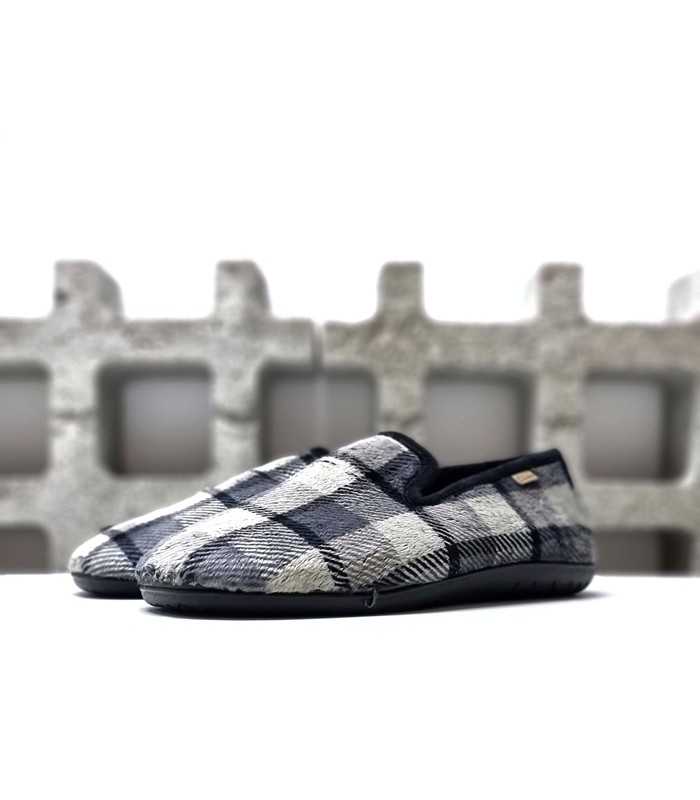 Foto de medio perfil: "Zapatillas cerradas de invierno para hombre con detalles de cuadros grises y beige.