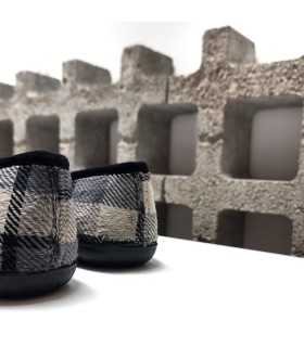 Vista del talón con remates en tejido negro y suela flexible